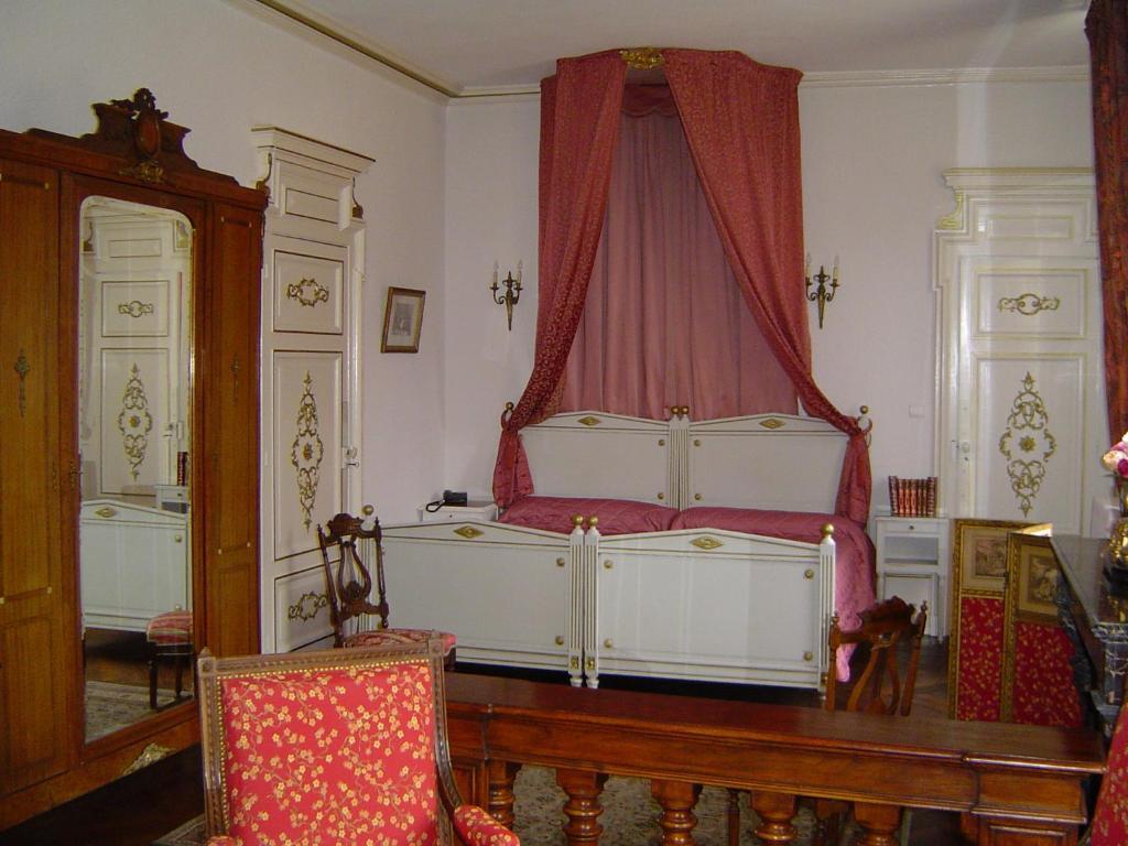 Chateau De La Chapelle Des Bois Fleurie Camera foto